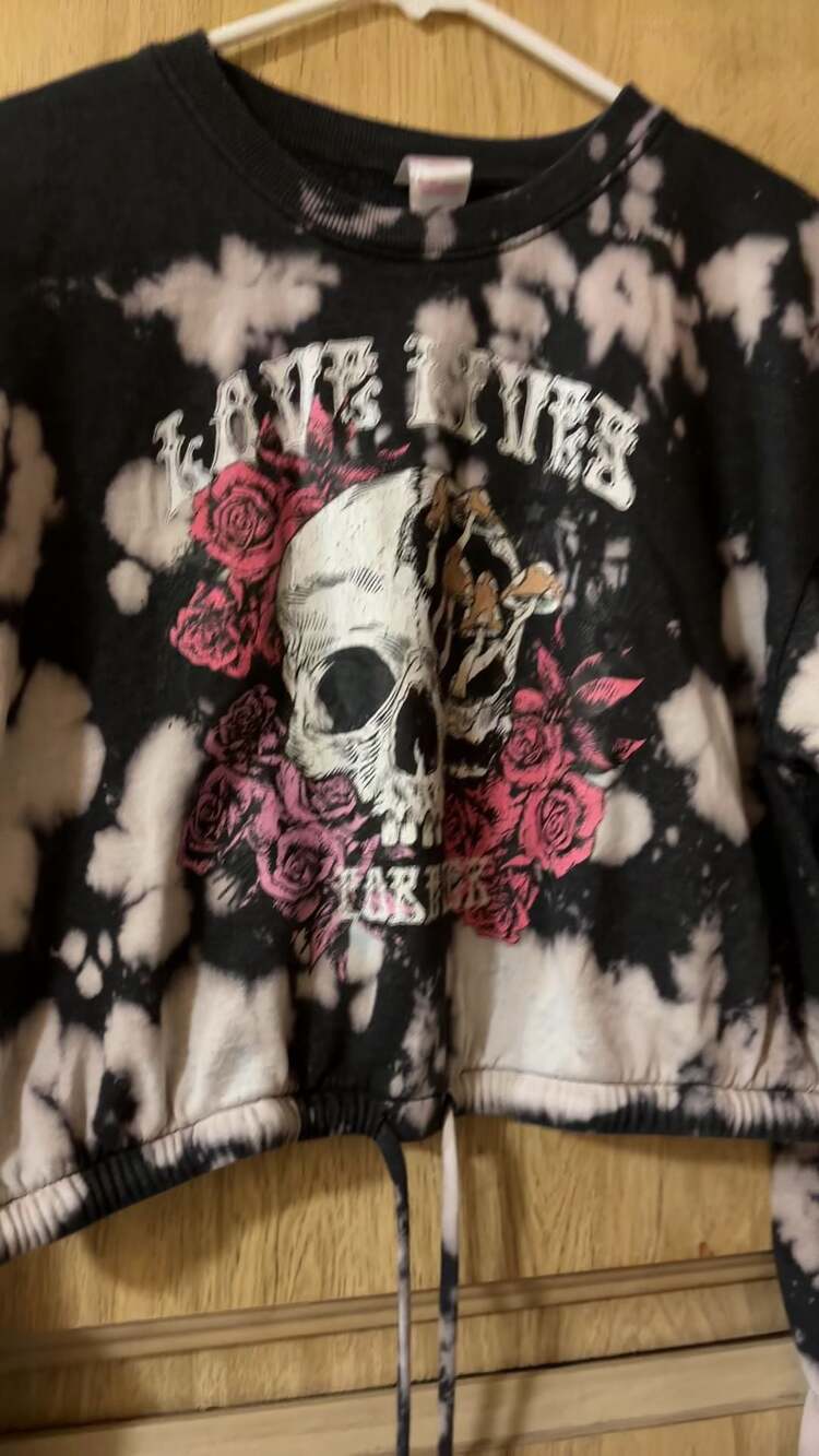 No Boundaries Juniors Tie Dye Skull and Roses Cropped Pullover Sweatshirt - Picture 3 of 4